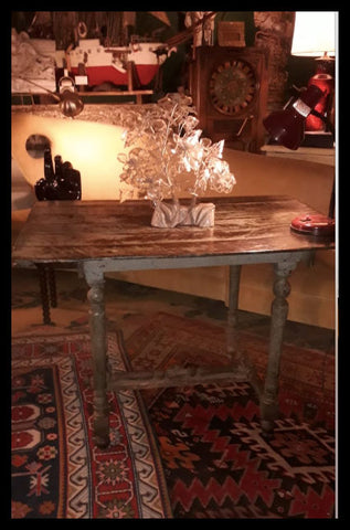 I.2998  MESA RÚSTICA PATINADA PATAS TORNEADAS