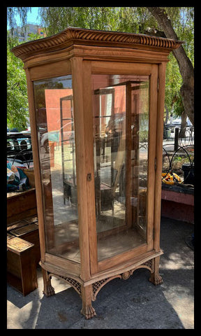 I.3775 VITRINA CON CORONACIÓN