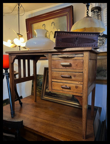 I.3840 PEQUEÑO ESCRITORIO DE MADERA