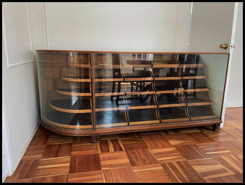 I.3843 VITRINA GATH Y CHÁVEZ