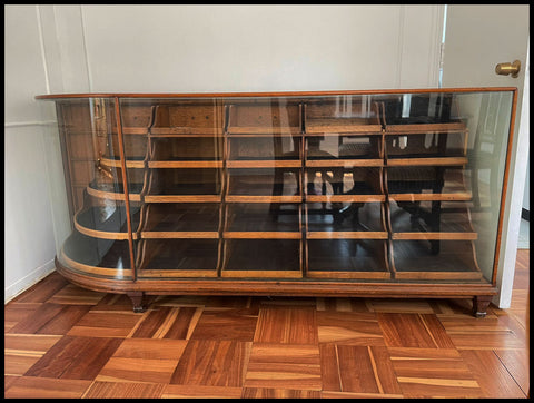 I.3843 VITRINA GATH Y CHÁVEZ