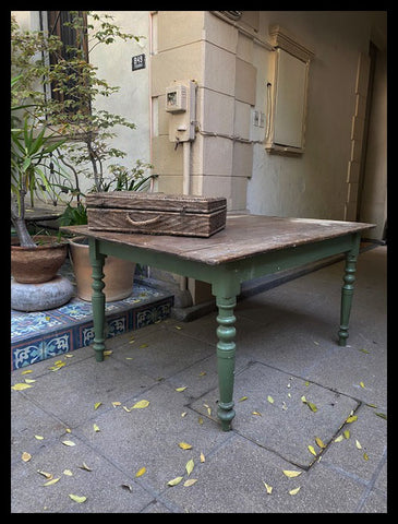 I.3060   MESA CHILENA PATAS VERDES