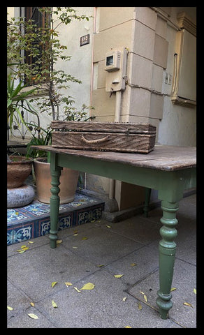 I.3060   MESA CHILENA PATAS VERDES