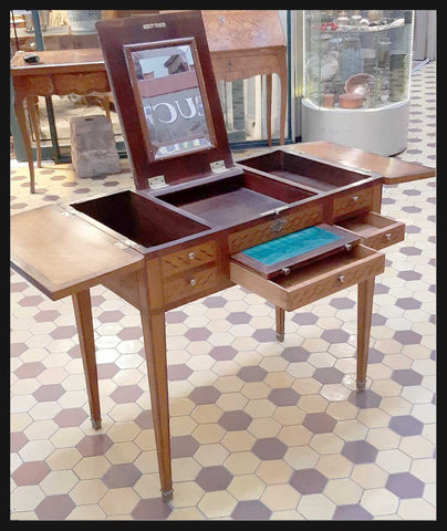 I.1865 TOCADOR PATAS RECTAS