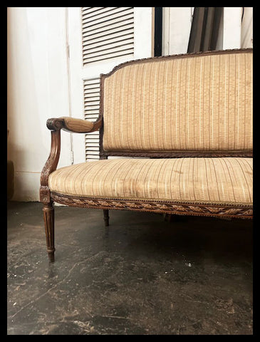 I.4017 SOFÁ DE MADERA TALLADA