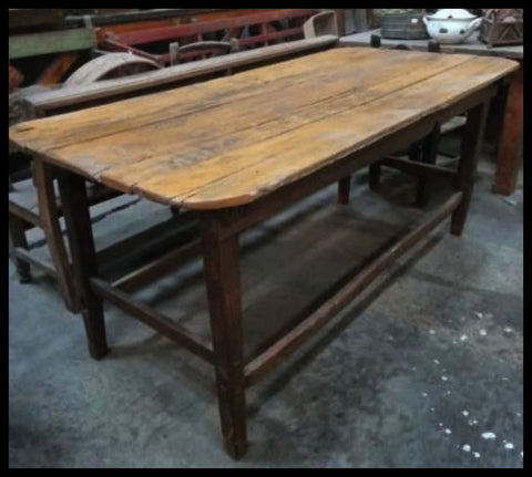 I.3085   MESA DE CAMPO ESPIGADA