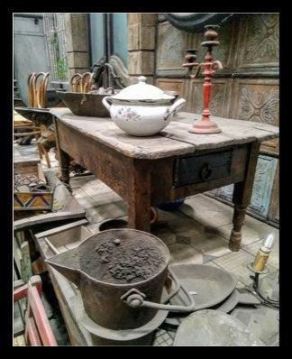 I.3093   MESA PATAGUAS CON CAJÓN LATERAL