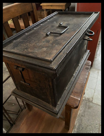 II.2965   BAÚL DE FIERRO