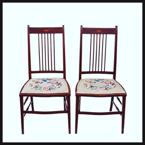 I.1874 PAR DE SILLAS CON ASIENTOS BORDEADOS