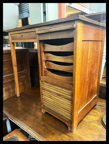 I.4024 PEQUEÑO ESCRITORIO FISCAL CON CORTINA