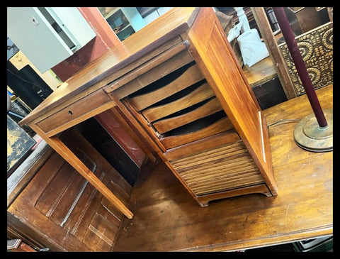 I.4024 PEQUEÑO ESCRITORIO FISCAL CON CORTINA