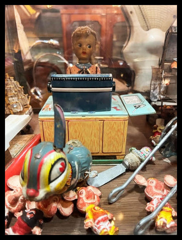 II.3497 MUÑECA DE LATA