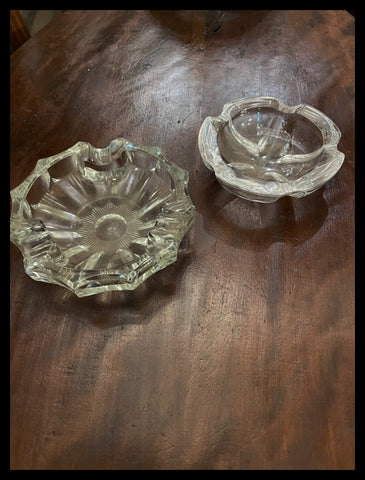 II.2988   JUEGO DE CENICEROS DE CRISTAL Y ENCENDEDOR