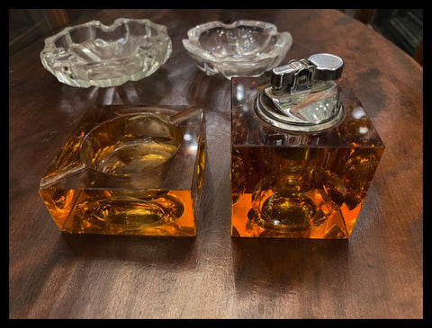 II.2988   JUEGO DE CENICEROS DE CRISTAL Y ENCENDEDOR