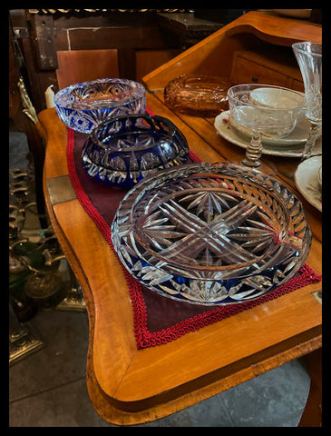 II.3005   CENICEROS AZULES DE CRISTAL CORTADO