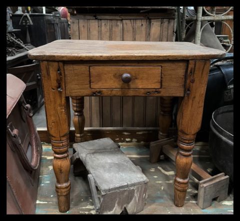 I.3163   PEQUEÑA MESA CON CAJÓN