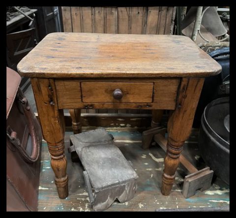 I.3163   PEQUEÑA MESA CON CAJÓN