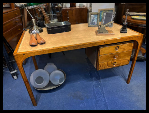 I.3862 ESCRITORIO VALDÉS