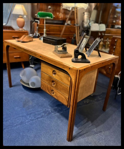 I.3862 ESCRITORIO VALDÉS