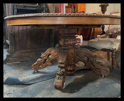 I.3174   MESA REDONDA CON GRAN PATA CENTRAL