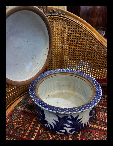 II.3037   FUENTE AZUL Y BLANCO CON TAPA