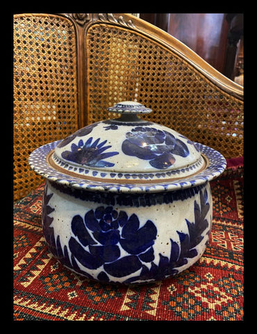 II.3037   FUENTE AZUL Y BLANCO CON TAPA