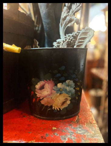 II.3553 PAR DE VASIJAS DE FIERRO PINTADAS