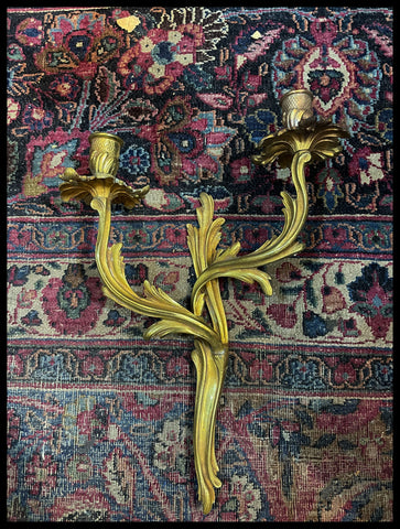 II.3050   PAR DE CANDELEROS DOBLES DE BRONCE