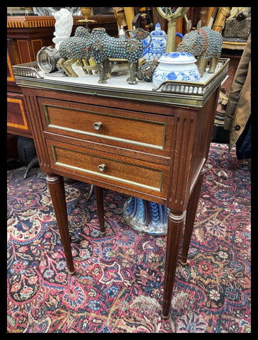 I.3184   VELADOR CON CUBIERTA DE MÁRMOL