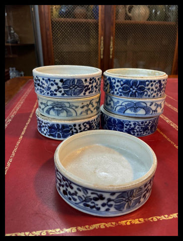 II.3051  7 POCILLOS AZUL Y BLANCO