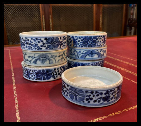 II.3051  7 POCILLOS AZUL Y BLANCO