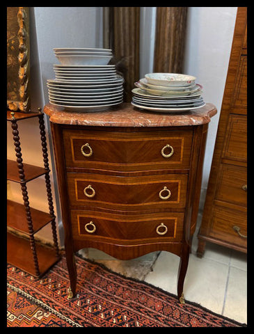 I.3187   PEQUEÑA COMODITA CON MÁRMOL