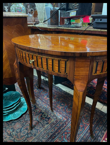 I.3188   MESITA OVALADA CON CAJÓN