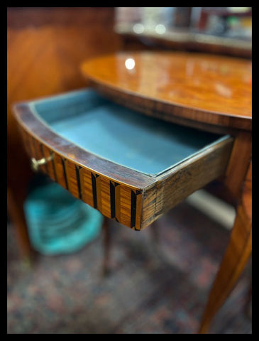 I.3188   MESITA OVALADA CON CAJÓN