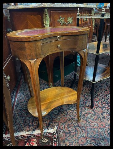 I.3189   MESITA EN FORMA DE RIÑÓN CON CAJÓN