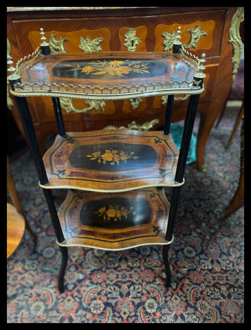 I.3190   MESITA DE POSTRES TRIPLE CUBIERTA