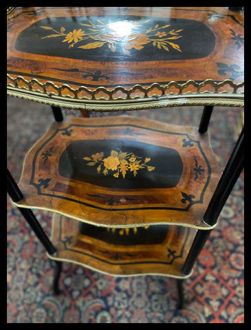 I.3190   MESITA DE POSTRES TRIPLE CUBIERTA