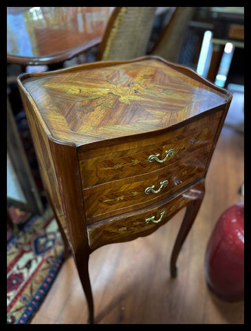 I.3195   VELADOR CON TRES CAJONES Y MARQUETERÍA