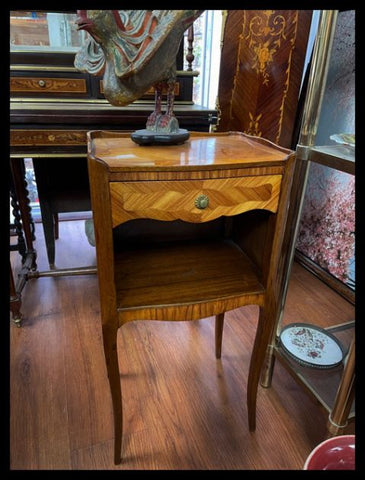 I.3200   MESITA VELADOR CON UN CAJÓN