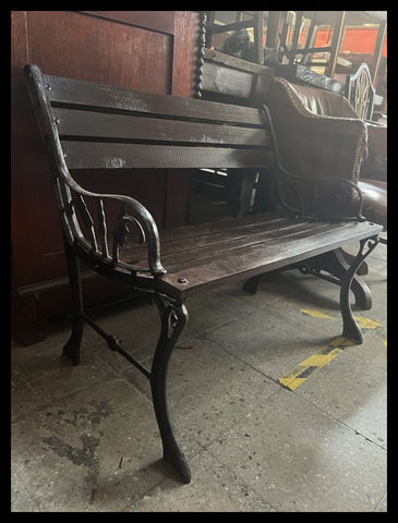 I.3868 PEQUEÑA BANCA DE FIERRO Y MADERA