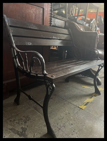 I.3868 PEQUEÑA BANCA DE FIERRO Y MADERA