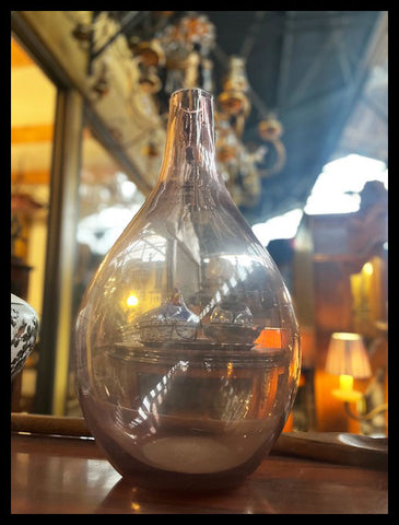 II.3556 BOTELLA DE CRISTAL LILA