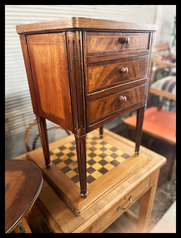 I.4031 VELADOR DE TRES CAJONES