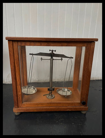 II.3095   BALANZA EN VITRINA