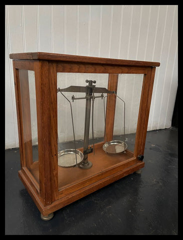 II.3095   BALANZA EN VITRINA