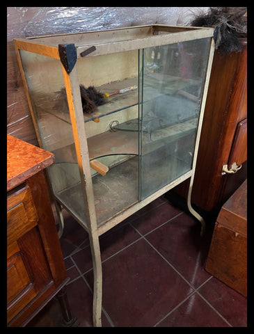 I.3236   VITRINA MÉDICA DE FIERRO BAJA