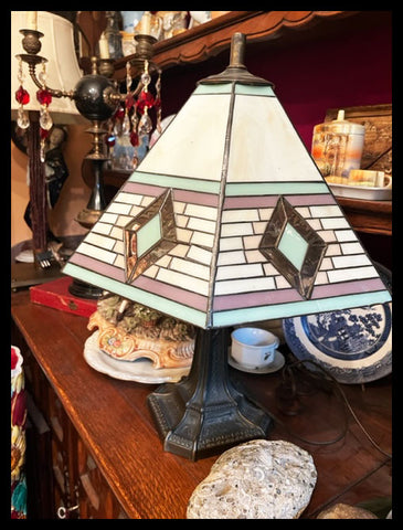 II.3558 LÁMPARA DE MESA PANTALLA VITRAL GROMÉTRICO