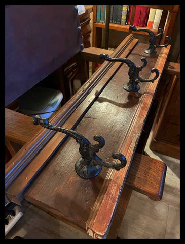 I.3258   PERCHERO DE MADERA