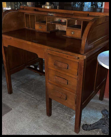 I.3268   ESCRITORIO PEQUEÑO DE CORTINA