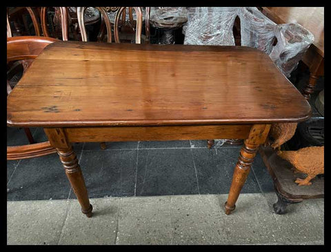 I.3273   MESA CHILENA DE PATAS TORNEADAS